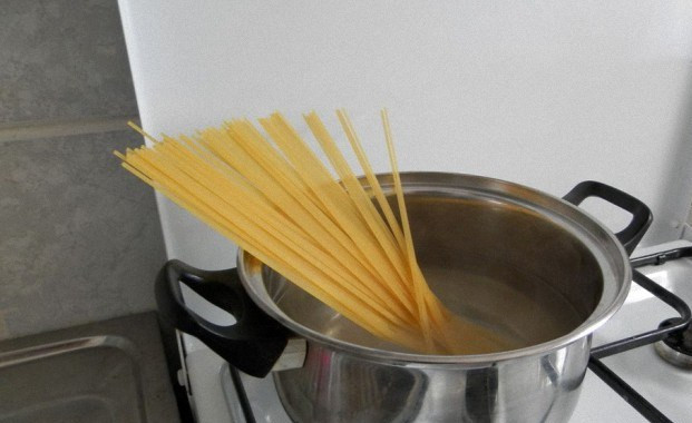 1. Этап. Макароны с ветчиной и грибами: Ставим вариться макароны.