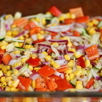 1. Этап. Летние жареные овощи: Затем, уложите всё в форму для выпечки. Желательно брать такую форму, которая позволила бы выложить все овощи одним слоем. Теперь, когда овощи выложены, поместите в разогретую до 200 °С духовку и выпекайте в течении 15-20 минут.