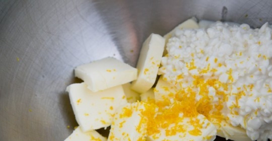 1. Этап. Треугольники из творожного теста: 1. Смешаем творог, цедру одного лимона и масло. Масло, чтобы не склеило сразу все ингрединнты, лучше предварительно подержать в морозилке.