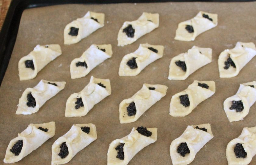 1. Этап. Творожное печенье с маком: Заготовки выкладываем на противень, покрытый пекарской бумагой. Запекаем около 15 минут при температуре 180-190 градусов.