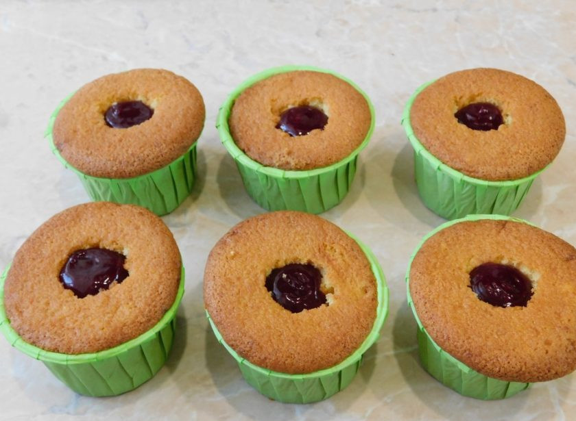 1. Этап. Кексы на День Рождения: Готовые кексы остудите и извлеките из них сердцевину. Наполните кексы внутри начинкой - конфитюр, джем, шоколад.