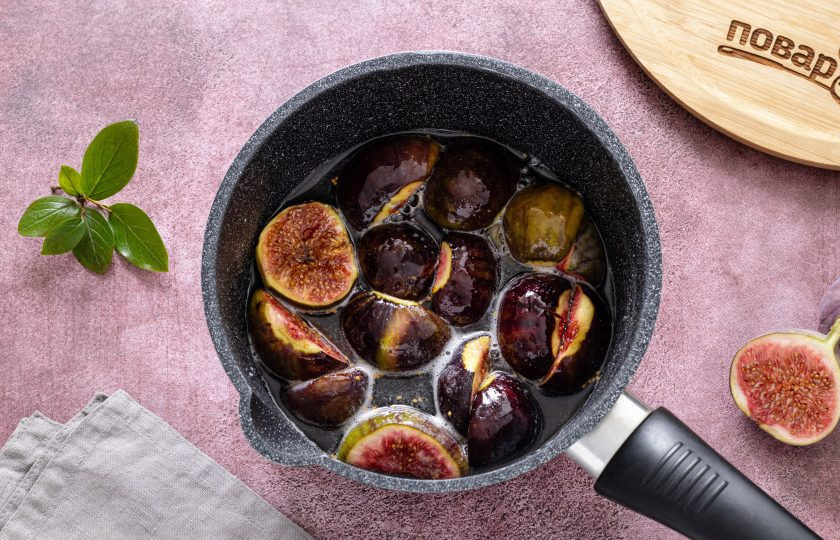 1. Этап. Варенье из инжира: После переложите инжир в сахаре в сотейник с толстым дном, влейте воду и лимонный сок. На среднем огне доведите до кипения и дождитесь, когда оставшийся сахар полностью растворится. Затем убавьте огонь и проварите 15 минут. Снимите с плиты и полностью остудите.