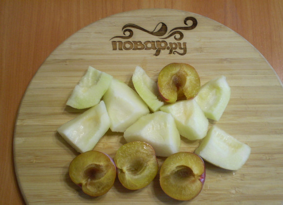 1. Этап. Вкусный зеленый коктейль: С дыни снимите кожуру, очистите от семян. Сливы разрежьте на половинки и выньте косточки.