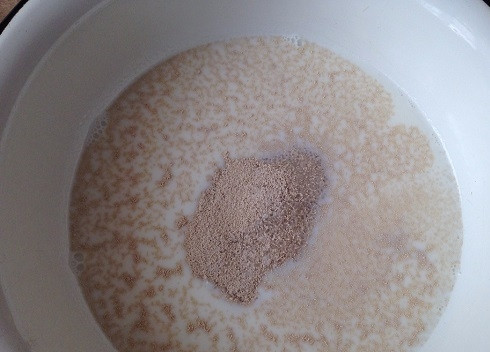 1. Этап. Тесто для сладких пирожков: Молоко не должно быть горячим!! Насыпаем дрожжи с сахаром в молоко и тщательно размешиваем. Оставим минут на 15.