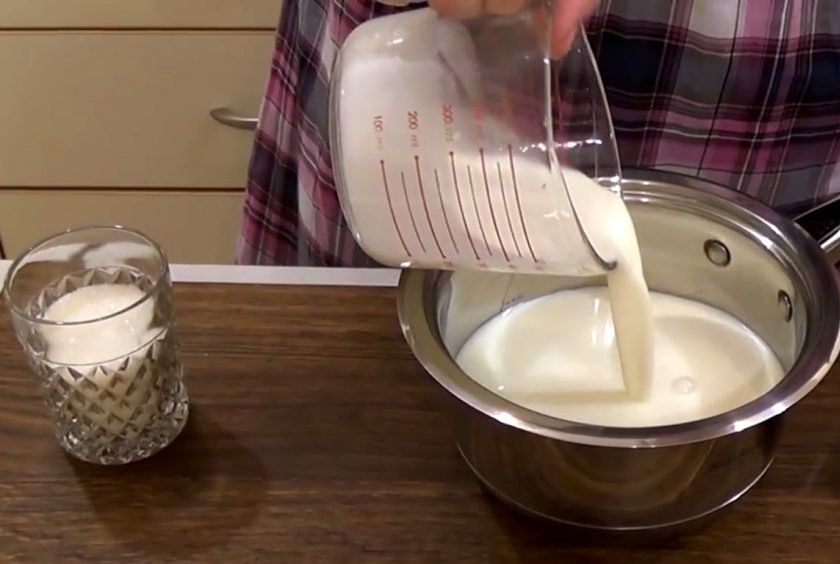 1. Этап. Молочно-сливочное желе с ягодами: 1. Желатин замочите в 100 мл молока, хорошо размешайте и дайте ему набухнуть. Сливки от 25% жирности смешайте с оставшимся молоком, сахаром, ванильным сахаром.