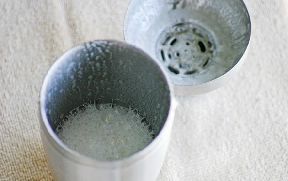 1. Этап. Коктейль со свежим яйцом: 2. Смешаем в стакане джин, сок лайма и содовую. А яйцо взбиваем миксером вместе с лимонным соком, пока не получим пышную белую пену. Чем дольше взбиваете - тем лучше.