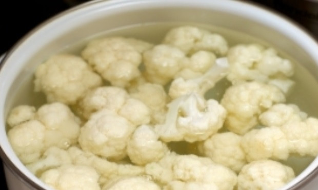 1. Этап. Жареная цветная капуста с яйцом: 3. В большую кастрюлю налить воду и довести до кипения. Посолить по вкусу и отправить туда капусту. Варить около 5-7 минут на среднем огне.