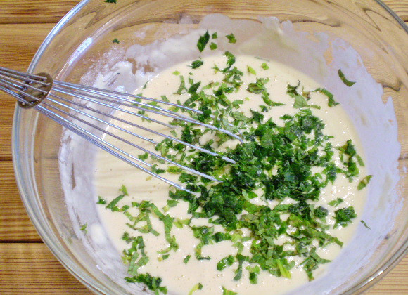 1. Этап. Блинчики с зеленью: 6. Добавляем в готовое тесто зелень.