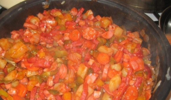 1. Этап. Солянка в горшочках: Картофель очищаем и нарезаем кубиками, все мясные ингредиенты нарезаем кружочками или кубиками. Складываем все в сотейник, тушим вместе 5 минут. Добавляем томатную пасту и специи, перемешиваем. Продолжаем тушить еще 7 минут.