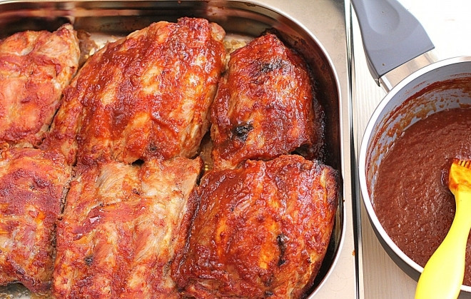 1. Этап. Ребрышки запеченные: 4. Теперь обмазываем ребрышки со всех сторон этим соусом как можно гуще. Запекаем при 160 градусах час-полтора, а если есть время - то оставьте ребрышки помариноваться час-два, будет еще вкуснее!