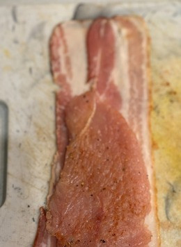 1. Этап. Шашлык из мяса индейки в аэрогриле: На две пластинки бекона выложить мясо птицы