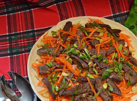 1. Этап. Теплый салат с печенью индейки: На печень остатки моркови, рубленые фисташки и зелень лука.