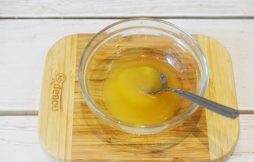 1. Этап. Шашлык из морских гребешков: 3. Смешайте апельсиновый сок с медом.