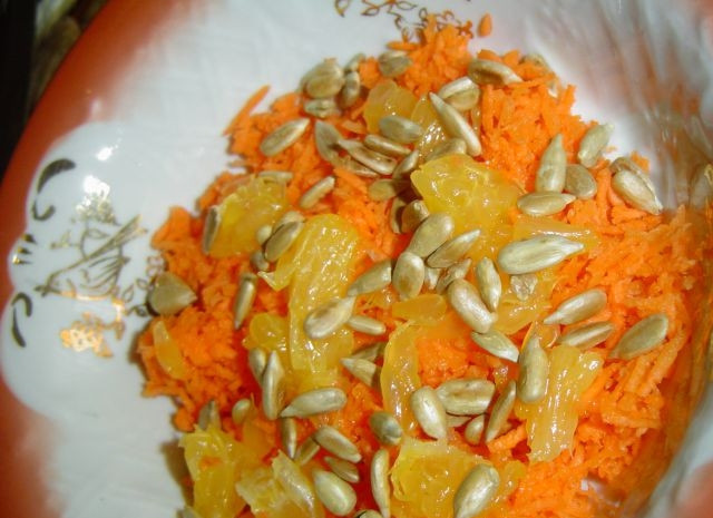 1. Этап. Морковный салат: 4. Сверху выкладываю поджаренные семечки и поливаю растительным маслом.