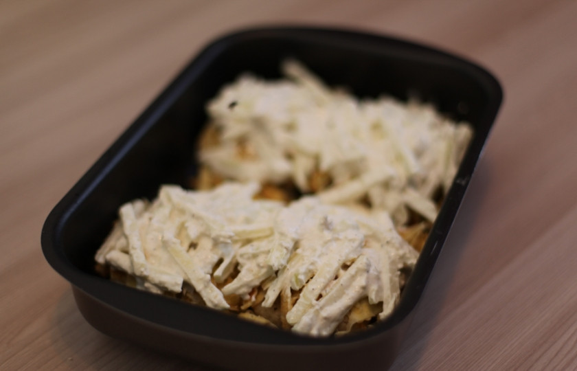 1. Этап. Треска под польским соусом: Достаньте треску из духовки, выложите сначала яичные полосочки, потом сверху яблочно-хреновый соус. Отправляем снова в духовку на 20 минут.