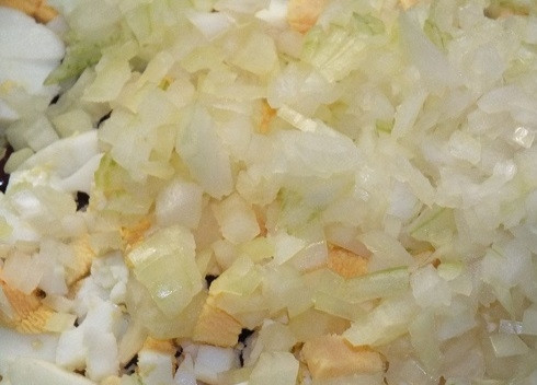 1. Этап. Салат из фасоли консервированной: Очищаем яблоки от кожуры и сердцевины, нарезаем кубиками. Лук очистим и тоже нарежем кубиками. Добавляем в салат.