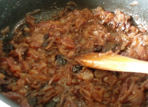 1. Этап. Луковый джем: Потом уберите крышку. Готовьте лук ещё 15 минут, чтобы выпарилась вся жидкость.