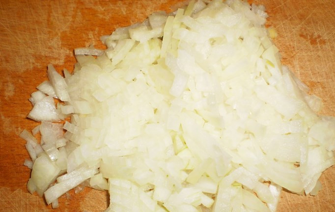 1. Этап. Куриный фарш: Лук порежьте мелкими кубиками. При желании его также можно пропустить через мясорубку.