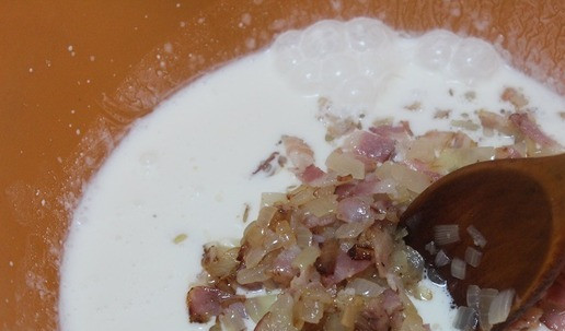 1. Этап. Картофельный гратен с сыром и беконом: Добавить к сырной массе обжаренный вместе с луком бекон. Перемешать, посолить и поперчить.