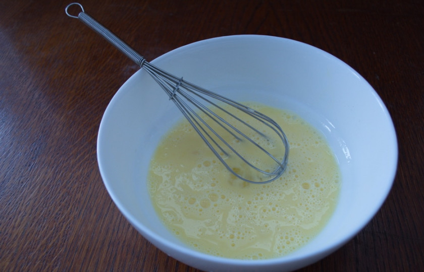 1. Этап. Блины в кляре: У нас остались 2 яйца. Добавьте 3 ст. ложки молока. Взбейте яйца с молоком.