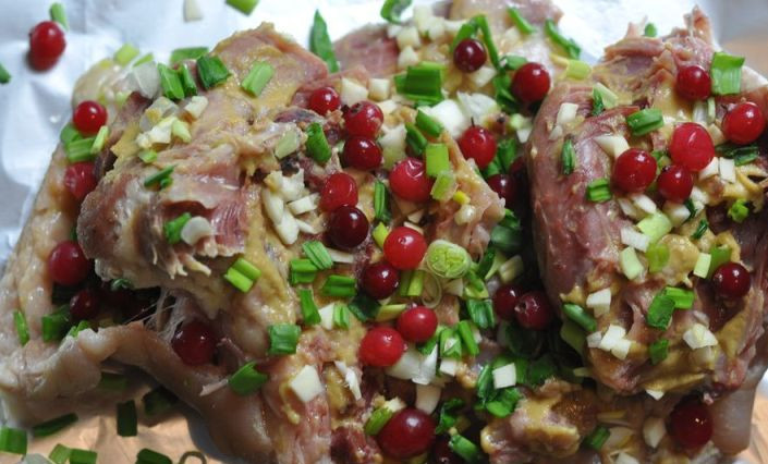 1. Этап. Свиная рулька в фольге: Теперь нам необходимо обмазать рульку изнутри горчицей, посыпать ее молотым перцем и выложить сверху клюкву, нарезанный зеленый лук и измельченный чеснок.