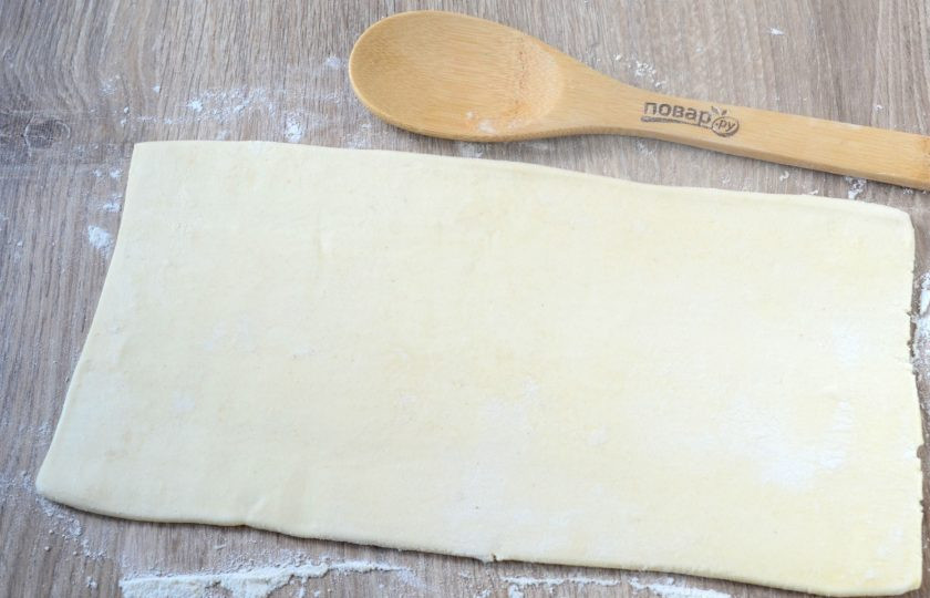 1. Этап. Кармашки с яблочными пирожками: Слоеное тесто разморозьте, раскатайте до толщины 3 мм.