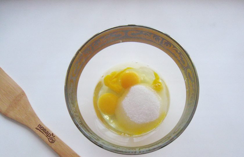 1. Этап. Кулич с меренгой: Добавьте сахар.