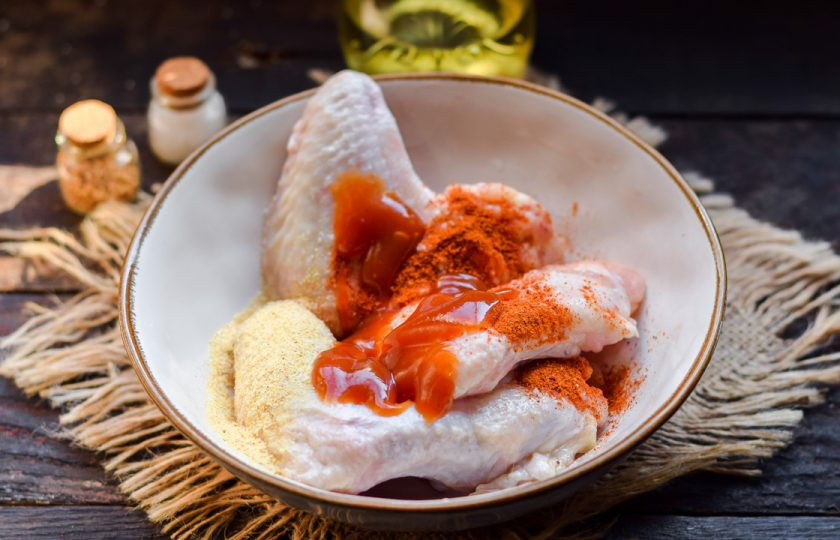 1. Этап. Сладко-острые крылышки: Добавьте к крылышкам соус чили или любой другой острый соус.