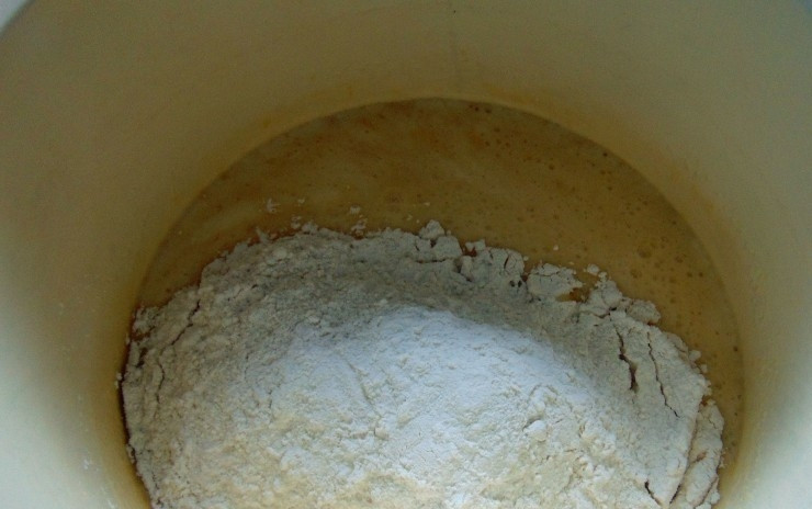 1. Этап. Шарлотка в аэрогриле: Затем всыпьте муку. Замешайте тесто.