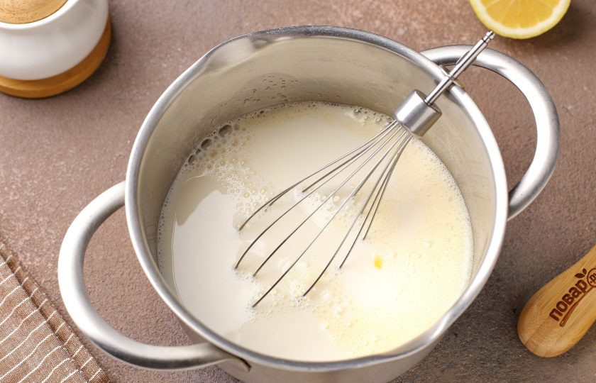 1. Этап. Блинчики хрустящие: Добавьте молоко.