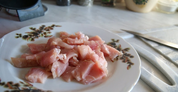 1. Этап. Индейка с картошкой в горшочке: Филе индейки моем, обсушиваем бумажным полотенцем и режем на кусочки.