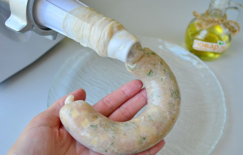 1. Этап. Куриные колбаски с сыром для гриля: 8. Вымытую кишку наденьте на носик мясорубки (решетка и нож должны быть сняты), завяжите хорошо конец кишки. Наполняйте фаршем и формируйте колбаски нужной длины.