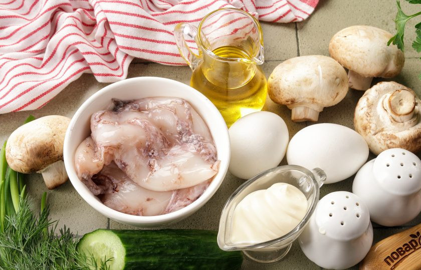 1. Этап. Салат с кальмаром, огурцом и грибами: Подготовьте все ингредиенты по списку. Зелень можете взять любую по вкусу. Яйца заранее отварите и дайте остыть.