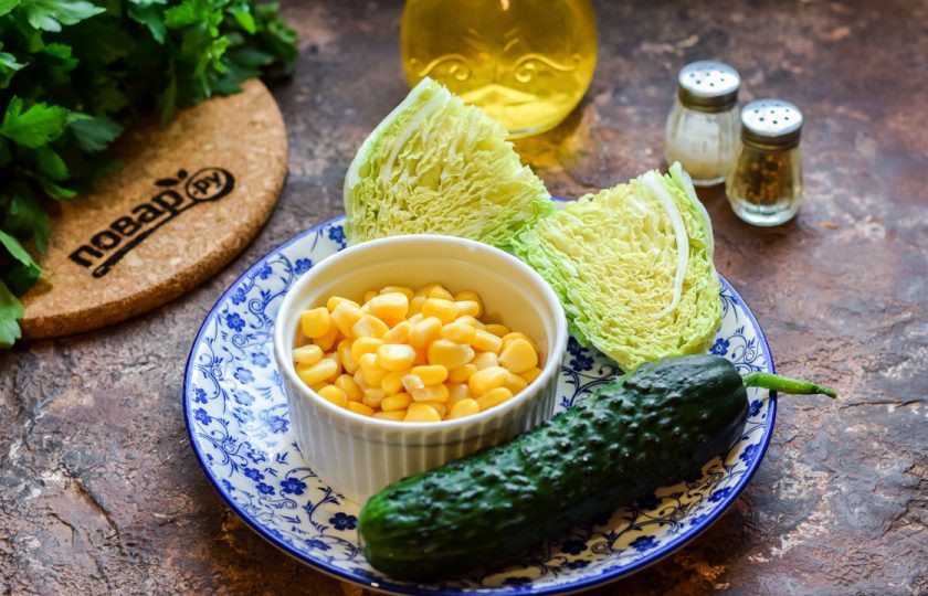 1. Этап. Простой салат из китайской капусты: Подготовьте необходимые ингредиенты. Откройте консервированную кукурузу, слейте сок.