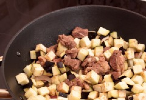 1. Этап. Баклажаны по-дагестански: Кладем баклажаны и тушим под крышкой 20 минут, помешивая.