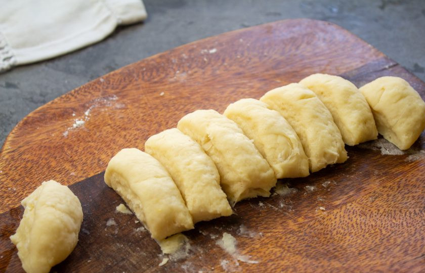 1. Этап. Печенье на сметане в сковороде: Из теста скатайте колбаску и нарежьте на небольшие кусочки.