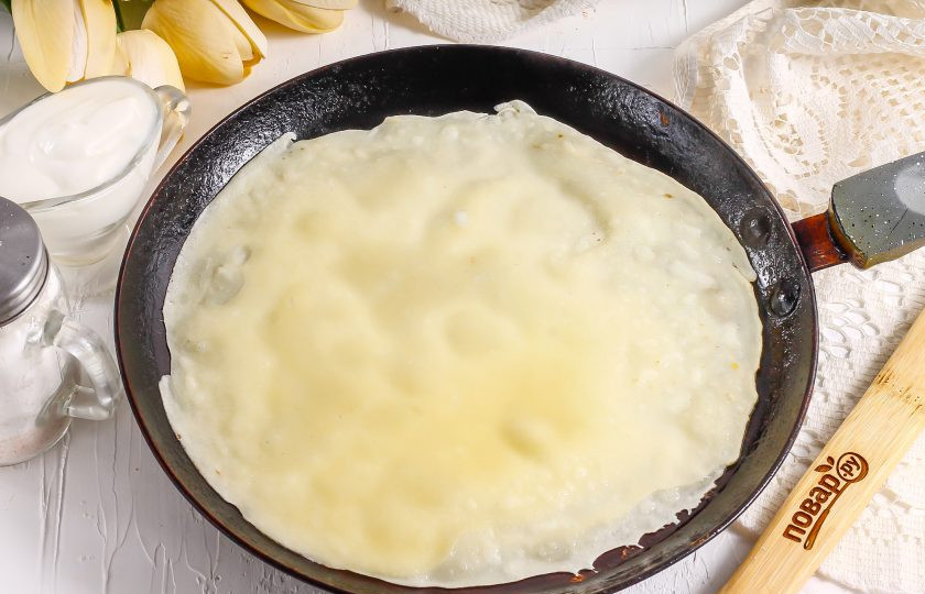1. Этап. Десертные роллы: Влейте в него растительное масло, перемешайте. Смажьте сковороду в первый раз маслом и испеките на ней блины по минуте с каждой стороны.