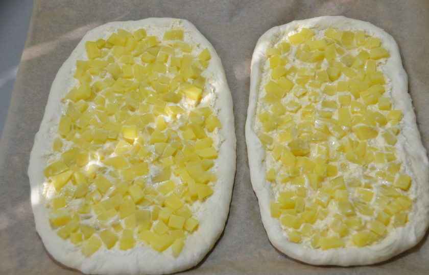 1. Этап. Пицца по-немецки: Выложите отварной картофель.