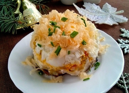 1. Этап. Салат Метелица: Выкладываем салат на блюдо слоями: грибы, картофель, белок, желток и сыр. Каждый слой промажьте майонезом. Сверху украсьте салатик зеленью или зеленым луком по желанию. Приятного аппетита!