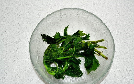 1. Этап. Рис с крапивой: Веточки крапивы первым делом необходимо обдать кипятком, чтобы они не жалились.