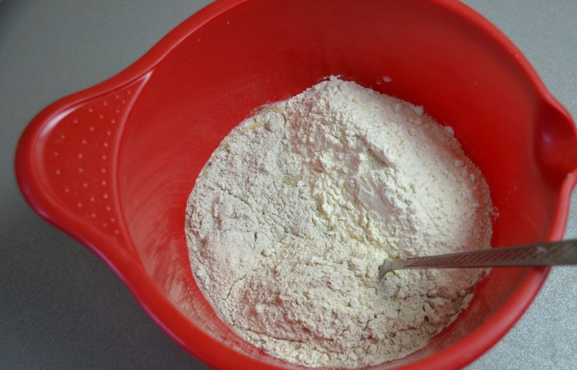 1. Этап. Диетический хлеб без дрожжей: Всыпьте три вида муки: ржаную, овсяную, пшеничную.