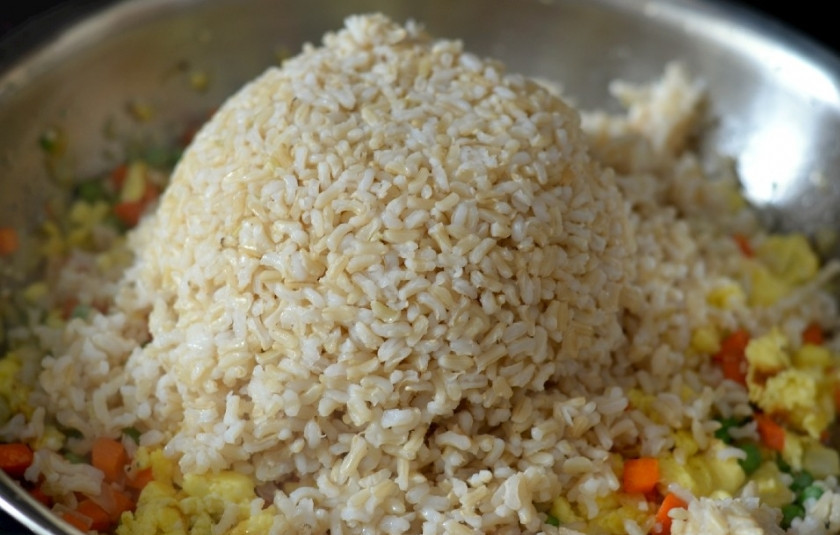 1. Этап. Рис с морковкой и луком на сковороде: 4. Следующим этапом добавьте на сковороду отварной рис. Аккуратно все перемешайте. По вкусу можно влить соевый соус, добавить любимые специи, чтобы сделать рис с морковкой и луком на сковороде в домашних условиях еще ароматнее.