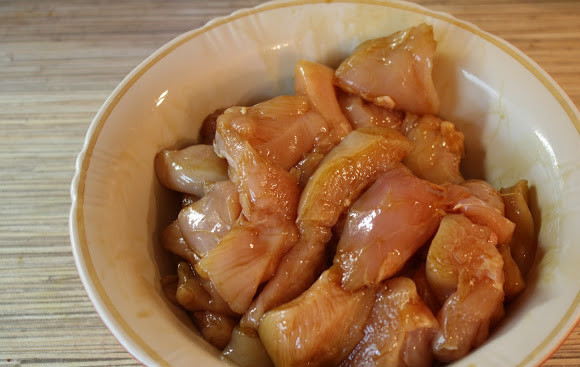 1. Этап. Омлет с куриным филе: 3. Выложить в глубокую тарелку, посолить и поперчить по вкусу. В данном случае рецепт приготовления омлета с куриным филе интересен тем, что филе замариновано в соевом соусе, что придает ему особую пикантность.