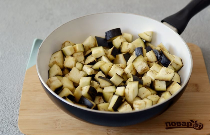1. Этап. Соленые баклажаны на зиму: Откиньте баклажаны на сито, чтобы стекла вся лишняя жидкость. Разогрейте сковороду с маслом на среднем огне. Обжарьте баклажаны примерно 15 минут, постоянно помешивая, до золотистой корочки.