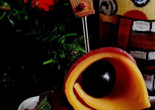 1. Этап. Закуска из сыровяленой индейки: Хлеб можно подсушить в тостере или на сухой сковороде. Я возьму отрубной хлеб и его сушить не буду. Намазываем ломтики тонким слоем майонеза или так, как любите вы. Выкладываем на майонез ломтики огурца. Поверх 