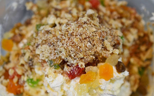 1. Этап. Традиционный рождественский штоллен: Добавьте отжатые цукаты и изюм, орехи.