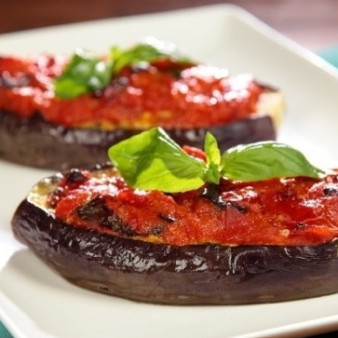 Баклажаны, фаршированные помидорами и сыром