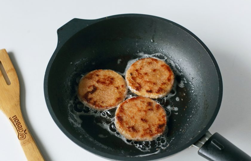 1. Этап. Жареная колбаса по-ленинградски: Обжарьте колбасу в сковороде с двух сторон до золотистой корочки.