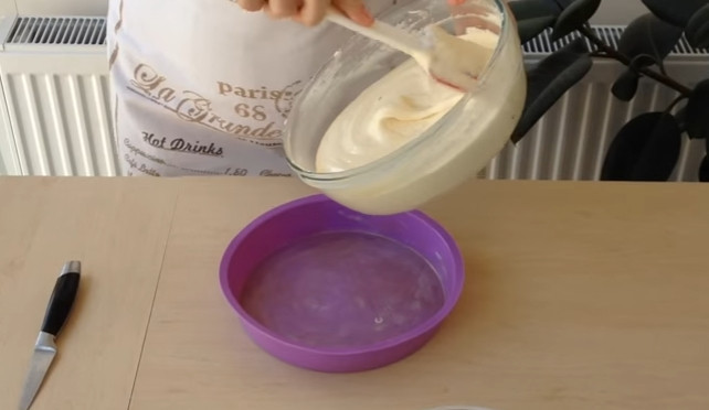 1. Этап. Фруктовый торт: 6. Форму для выпекания смажьте кусочком сливочного масла, перелейте тесто, отправьте его в разогретый до 160-170 градусов духовой шкаф и выпекайте около 20 минут.