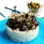 Отварное филе трески с морской капустой Рис поставить отваривать в кипящую подсоленую воду. Филе трески нарезать на порционные кусочки. Изюм замочить кипятком. Вскипятить воду, добавить перец горошком и мускатный орех. Отварить филе трески в течение 5-7 мин. Лук мелко нашинковать и обжарить в небольшом количестве оливкового масла К луку выложить кедровые орехи и отжатый от лишней жидкости изюм. На медленном огне обжарить все вместе еще минут 3-5. Отварное филе трески выложить на тарелку В миску выложить готовый лук с орехами и изюмом. С морской капусты слить лишнюю жидкость и добавить в миску. Филе трески поломать вилкой на небольшие кусочки. Добавить соль и перец молотый. Аккуратно все перемешать. Сервировать рисом.